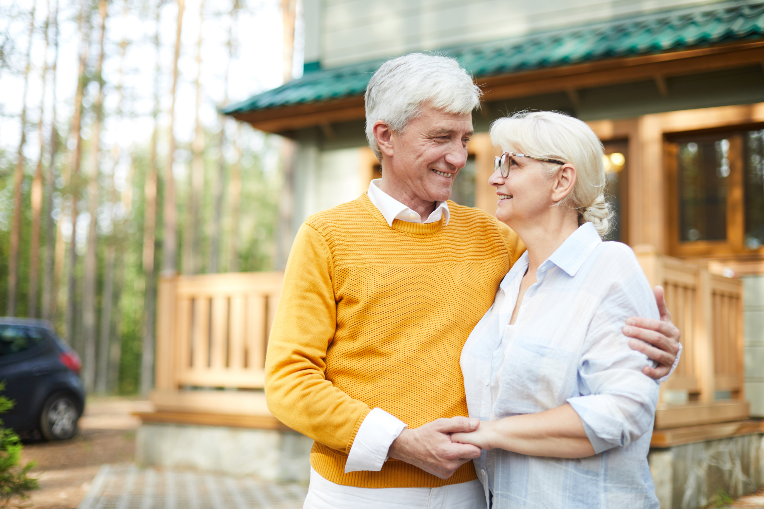 Elderly-couple-infront-of-their-home-scaled.