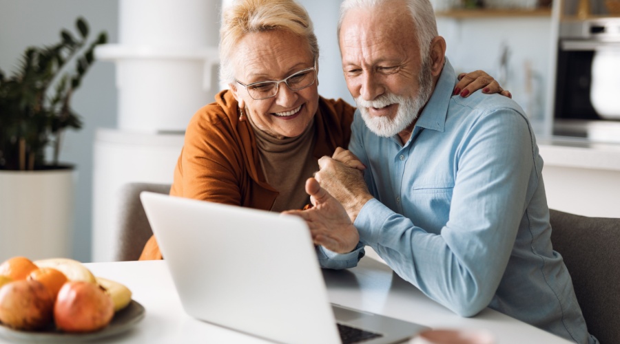 elderly-couple-looking-at-computer-PRPP