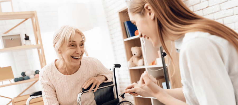 elderly-woman-play-chess-with-younger-woman